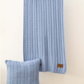 Knitted blanket with braid effect