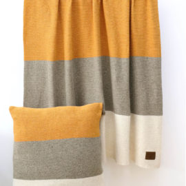 Tricolour knitted blanket