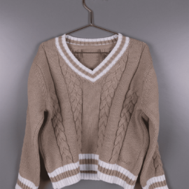 Camisola tricotada gola em bico